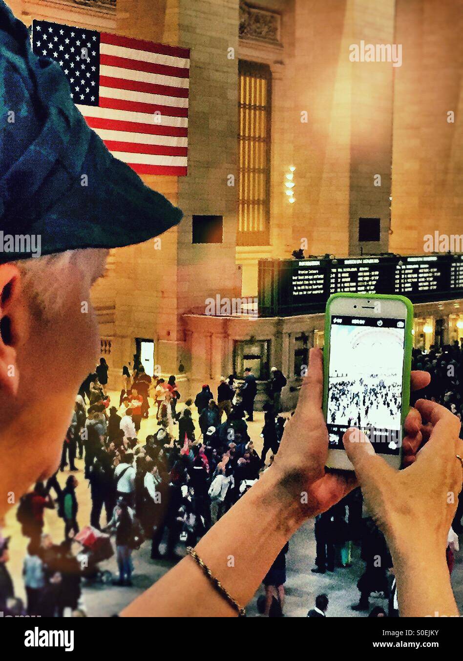 Donna matura per scattare delle foto in grand central station. NYC - Immagine stock catturata con smartphone