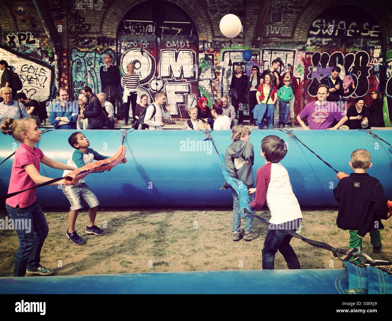 Foosball umano alla festa per i bambini del 2015 il Carnevale delle culture di Berlino Kreuzberg - Immagine stock catturata con smartphone