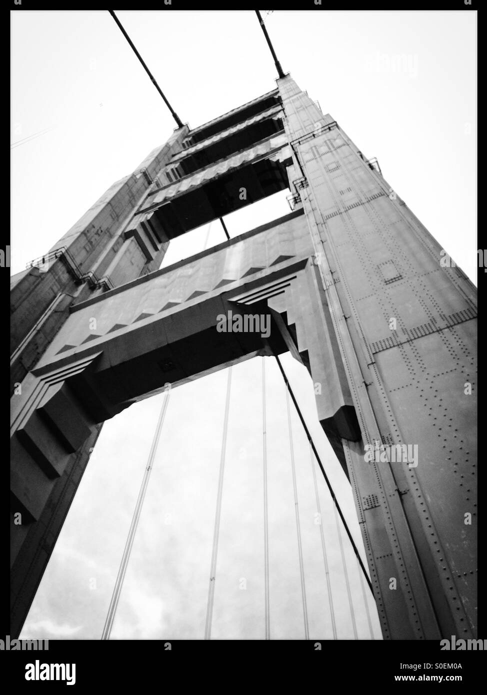 Dettaglio di una torre di sostegno sul Golden Gate Bridge. San Francisco, California, Stati Uniti d'America - Immagine stock catturata con smartphone