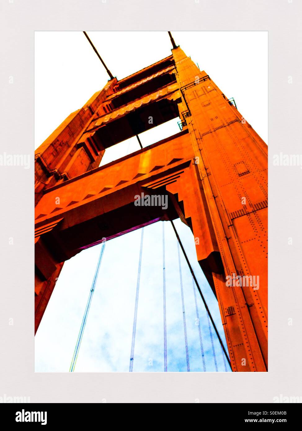 Dettaglio di una torre di sostegno sul Golden Gate Bridge. San Francisco, California, Stati Uniti d'America - Immagine stock catturata con smartphone