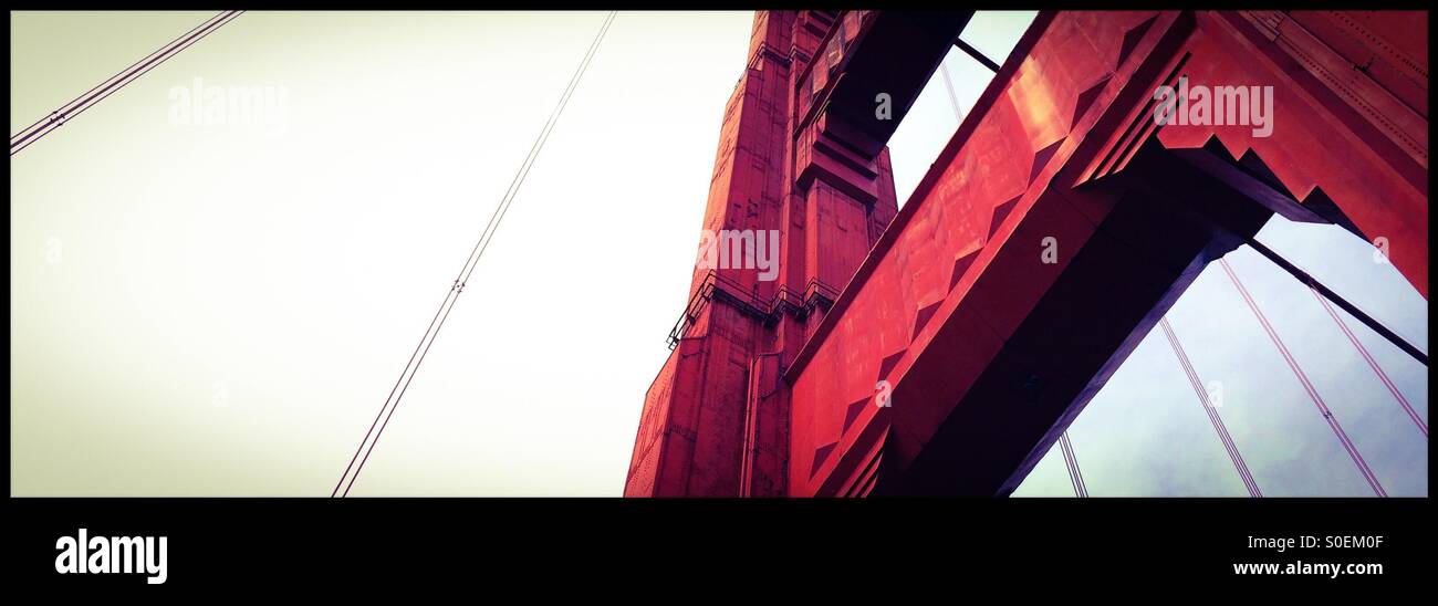 Dettaglio di una torre di sostegno sul Golden Gate Bridge. San Francisco, California, Stati Uniti d'America - Immagine stock catturata con smartphone