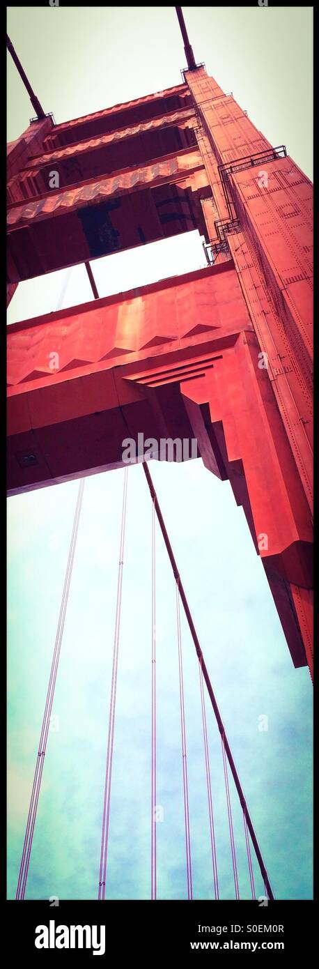 Dettaglio di una torre di sostegno sul Golden Gate Bridge. San Francisco, California, Stati Uniti d'America - Immagine stock catturata con smartphone