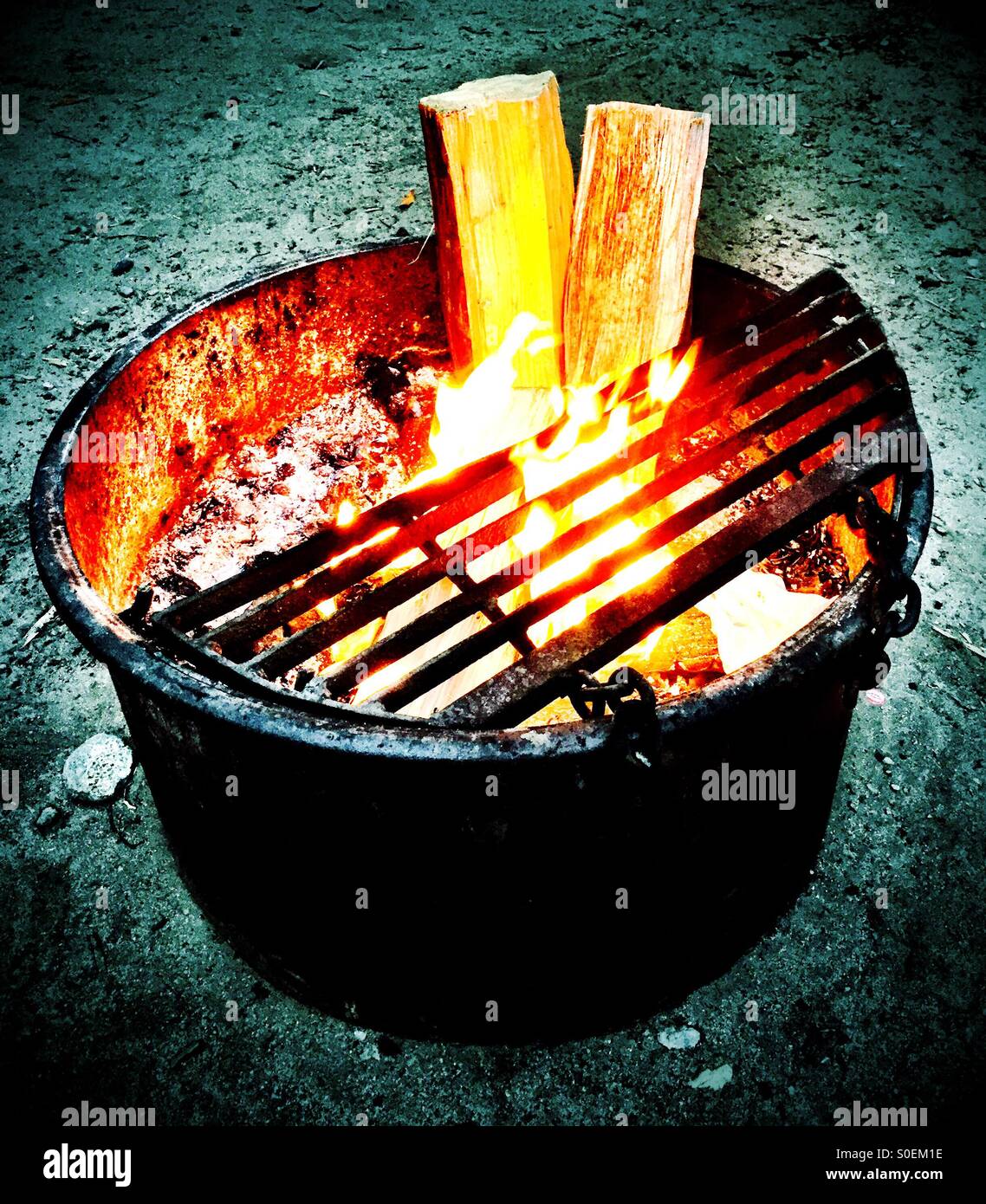 California campfire si illumina di calore per una serata chill. Foto Stock