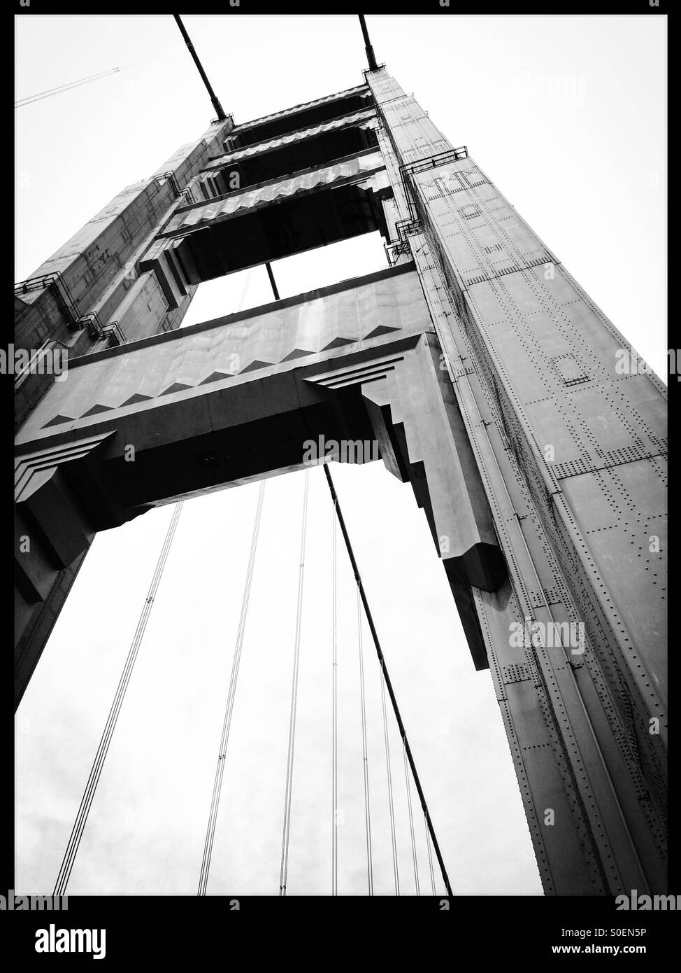 Dettaglio di una torre di sostegno sul Golden Gate Bridge. San Francisco, California, Stati Uniti d'America - Immagine stock catturata con smartphone