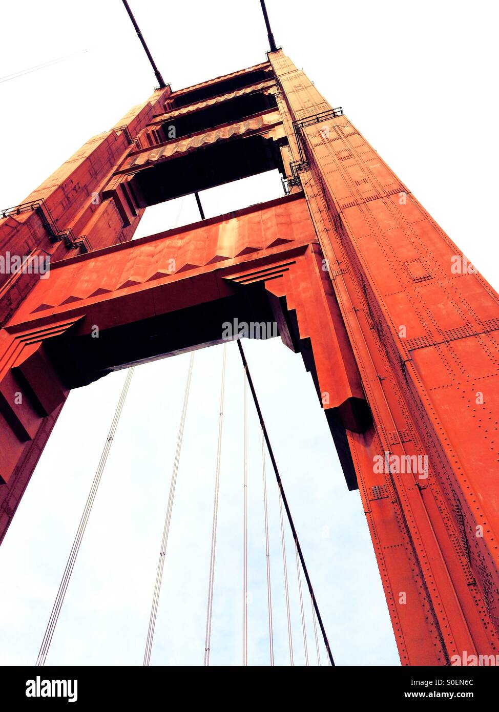 Dettaglio di una torre di sostegno sul Golden Gate Bridge. San Francisco, California, Stati Uniti d'America - Immagine stock catturata con smartphone