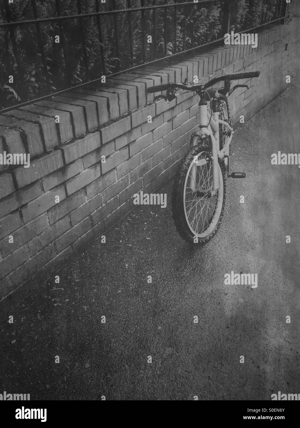 Bicicletta abbandonata sul marciapiede Foto Stock