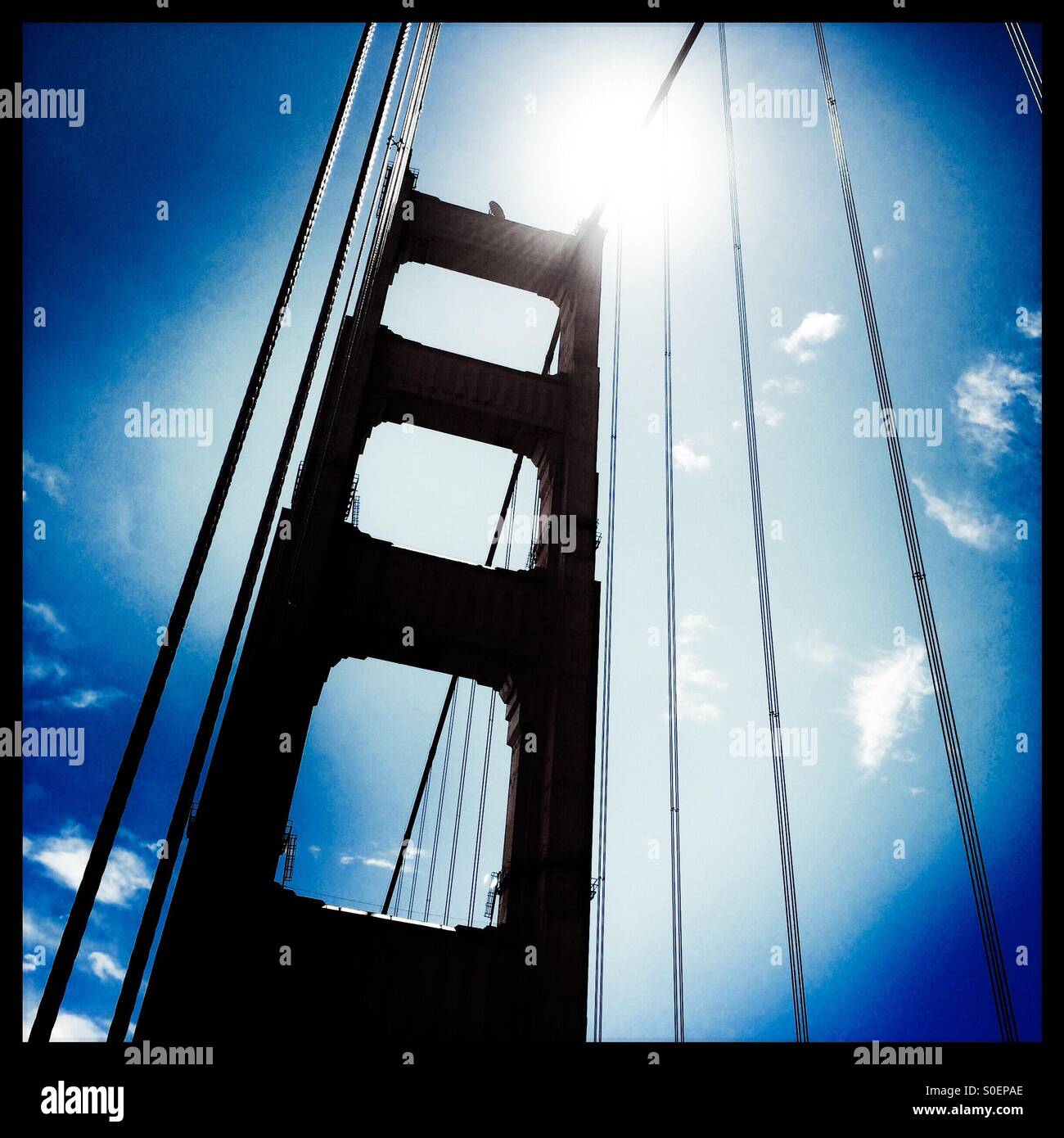 La silhouette di una torre di sostegno sul Golden Gate Bridge. San Francisco, California, Stati Uniti d'America - Immagine stock catturata con smartphone