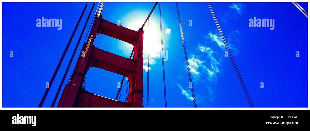Dettaglio di una torre di sostegno sul Golden Gate Bridge. San Francisco, California, Stati Uniti d'America - Immagine stock catturata con smartphone