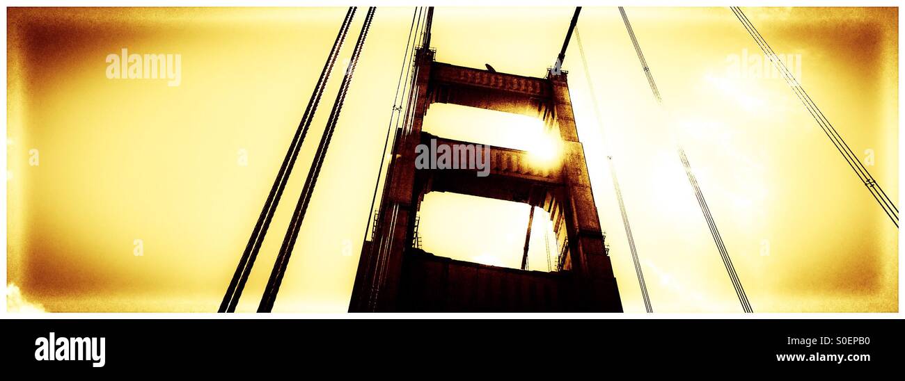Dettaglio di una torre di sostegno sul Golden Gate Bridge. San Francisco, California, Stati Uniti d'America - Immagine stock catturata con smartphone