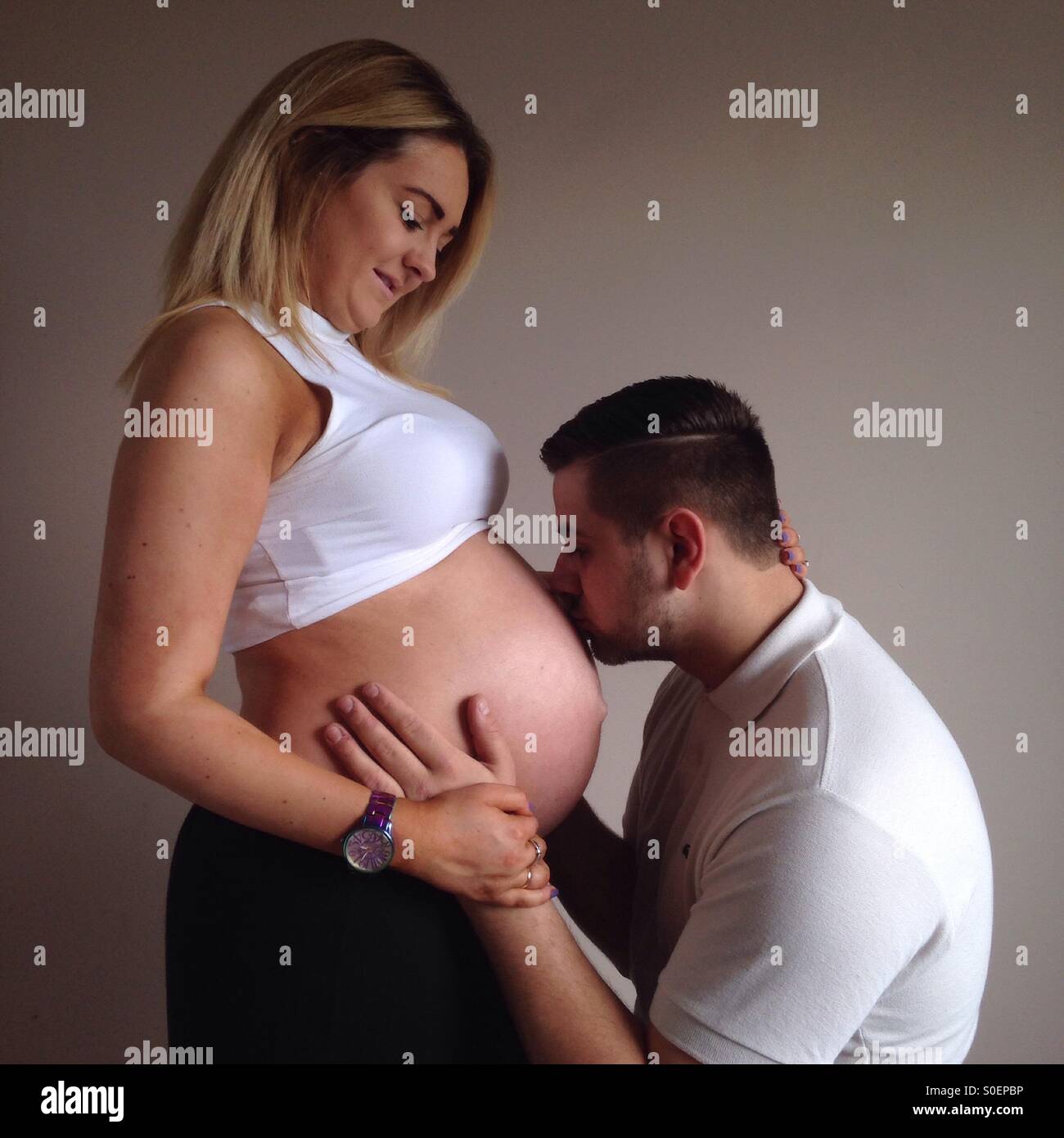 Uomo mancante partner incinta baby bump Foto Stock