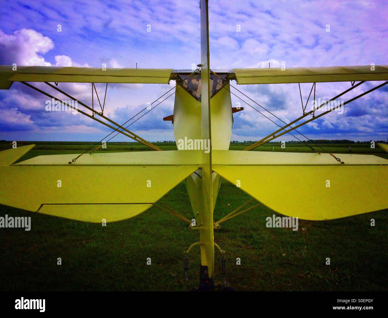 Facile Raider velivoli ultraleggeri sull'erba sotto il cielo blu a nord Coates Flying Club Nord Coates Airfield Nord Cotes Grimsby - Immagine stock catturata con smartphone