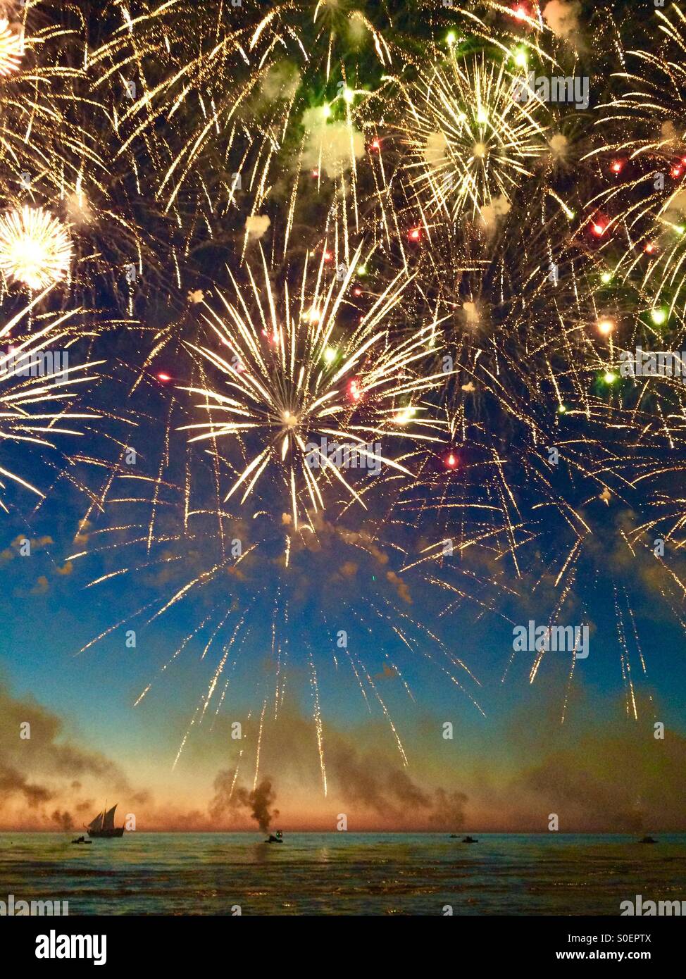 Fuochi d'artificio in mare Foto Stock