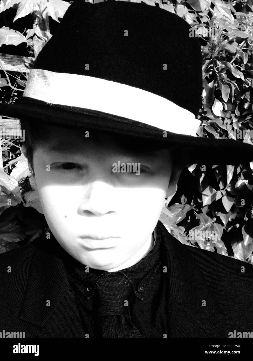 10-anno vecchio ragazzo indossa hat Foto Stock