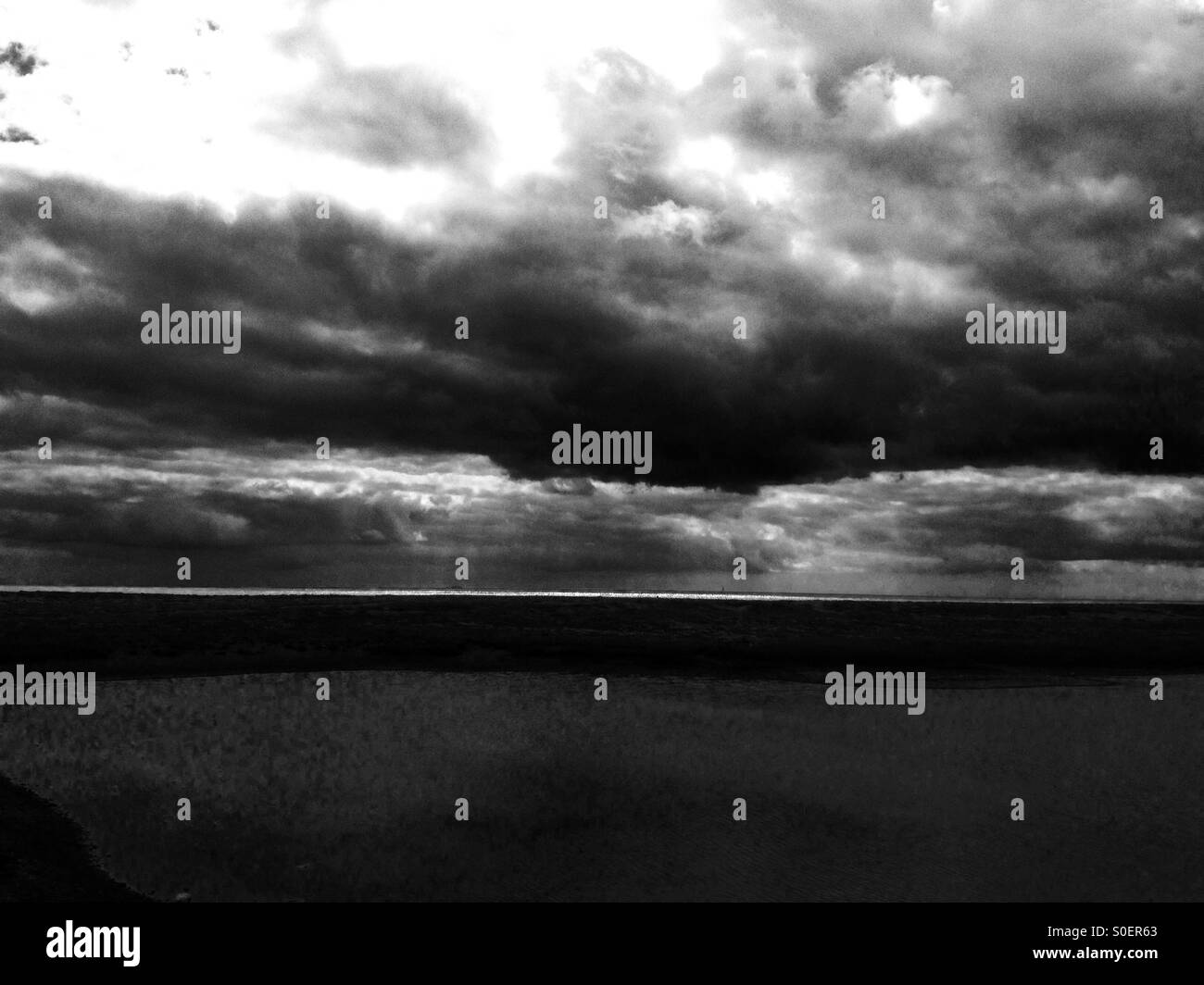 Nuvole temporalesche al di sopra del Mare del Nord, Suffolk, Regno Unito. - Immagine stock catturata con smartphone