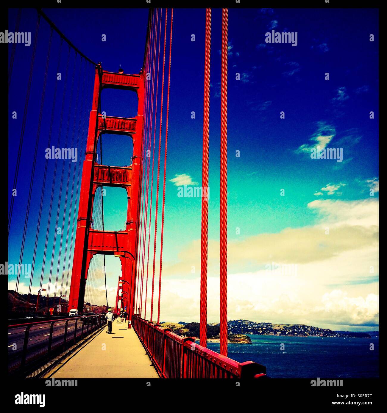 Dettaglio del Golden Gate Bridge. San Francisco, California, Stati Uniti d'America - Immagine stock catturata con smartphone