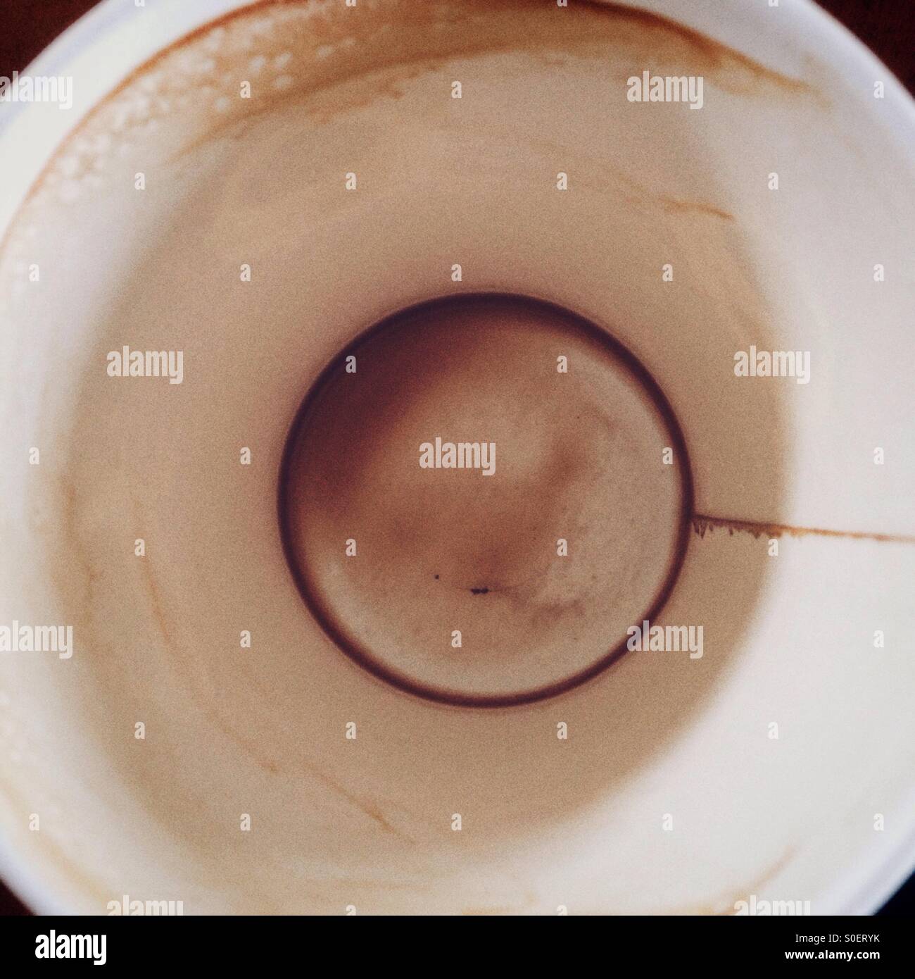 Svuotare il caffè bicchiere di carta Foto Stock