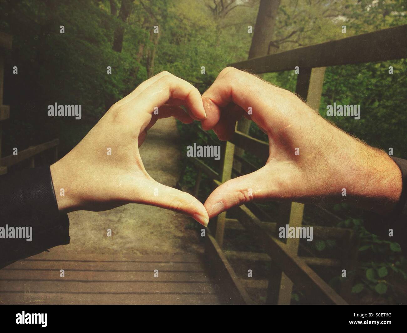 Forma di cuore realizzato con l uomo e la donna la mano - Immagine stock catturata con smartphone