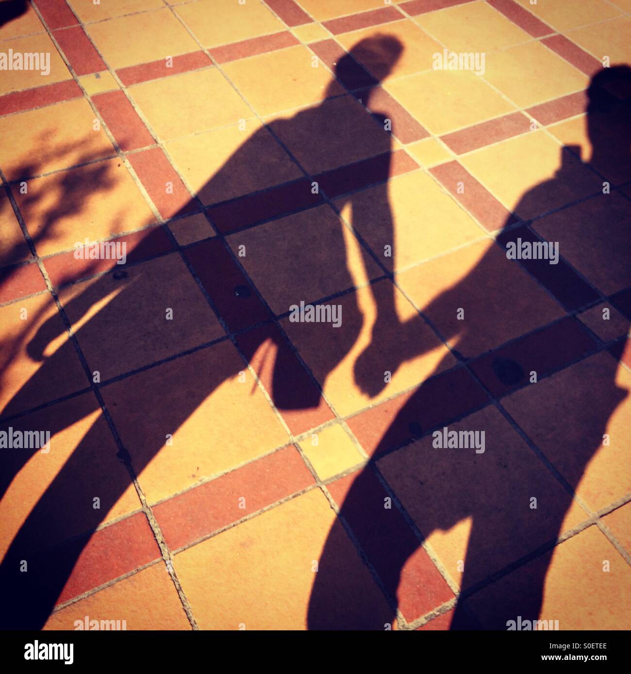 Giovane silhouette tenendo la foto del loro ombra Foto Stock