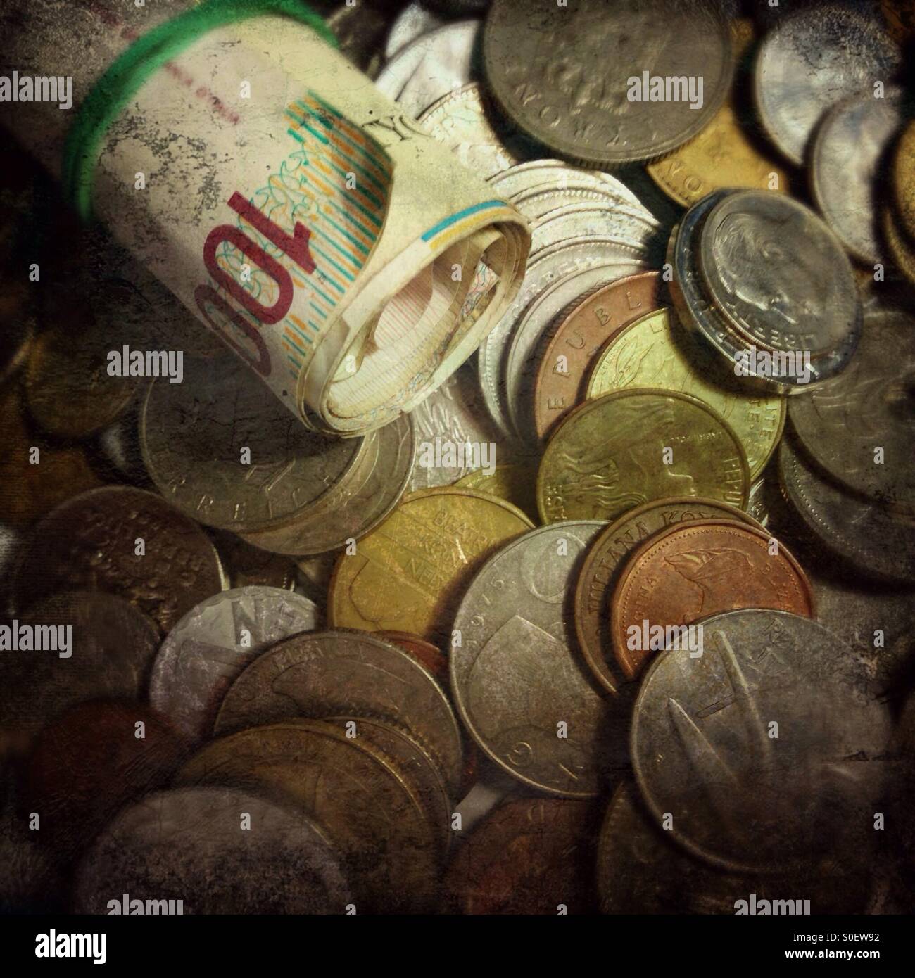 Il denaro, diverse monete, banconote e monete - Immagine stock catturata con smartphone