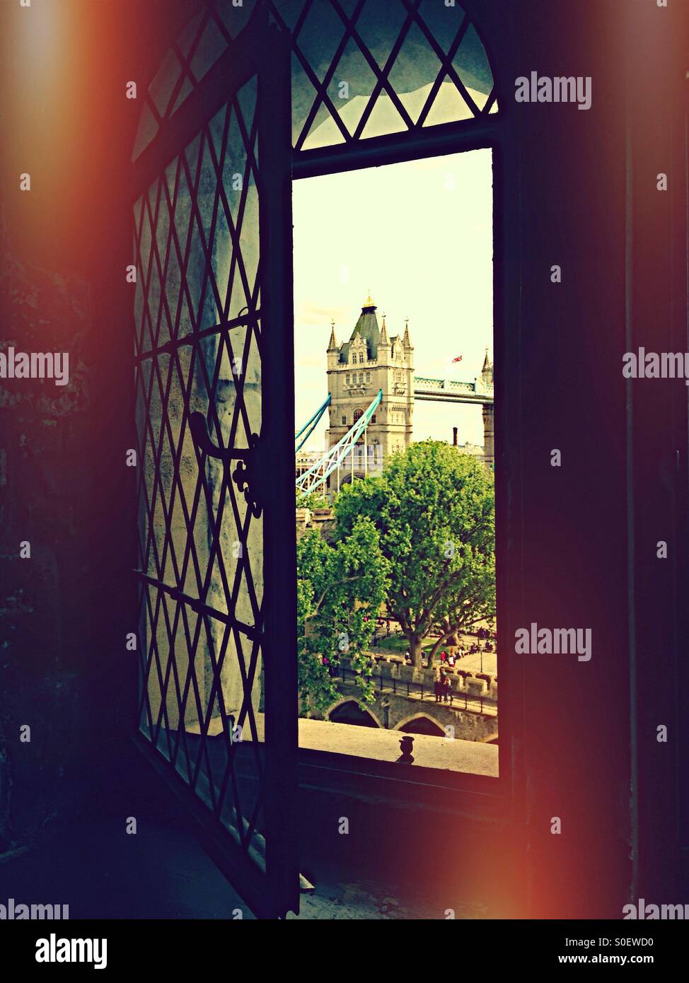 Il Tower Bridge come visto attraverso una finestra nella Torre Bianca. Torre di Londra Foto Stock