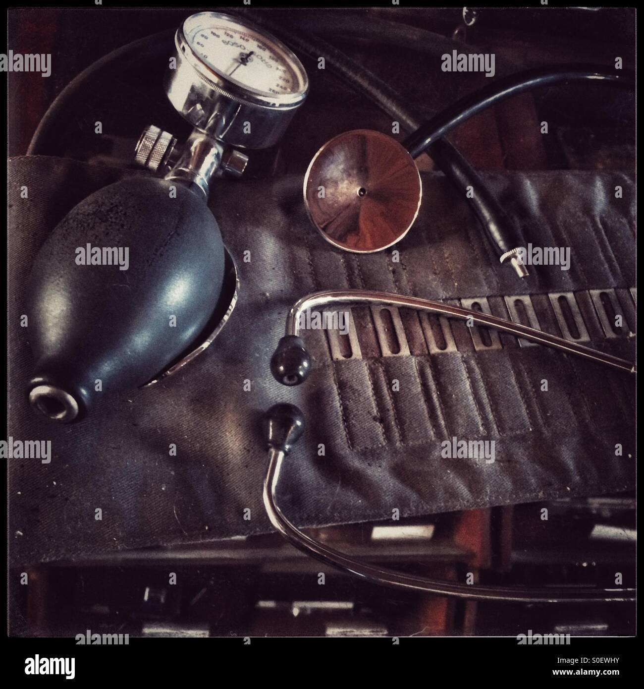 Lo stetoscopio e il bracciale per la misurazione della pressione sanguigna al museo Matjiesfontein, Sud Africa. - Immagine stock catturata con smartphone