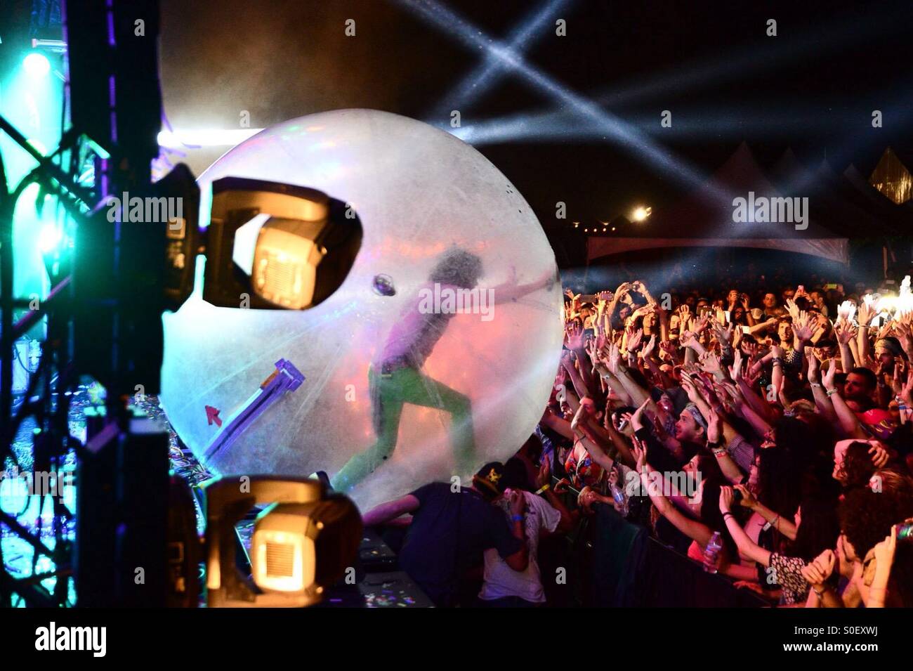 Il Flaming Lips Wayne Coyne testa fuori in mezzo alla folla nella sua firma 'hamster ball' durante la levitazione Austin 2015 Music Festival di Austin in Texas, Stati Uniti d'America. Foto Stock