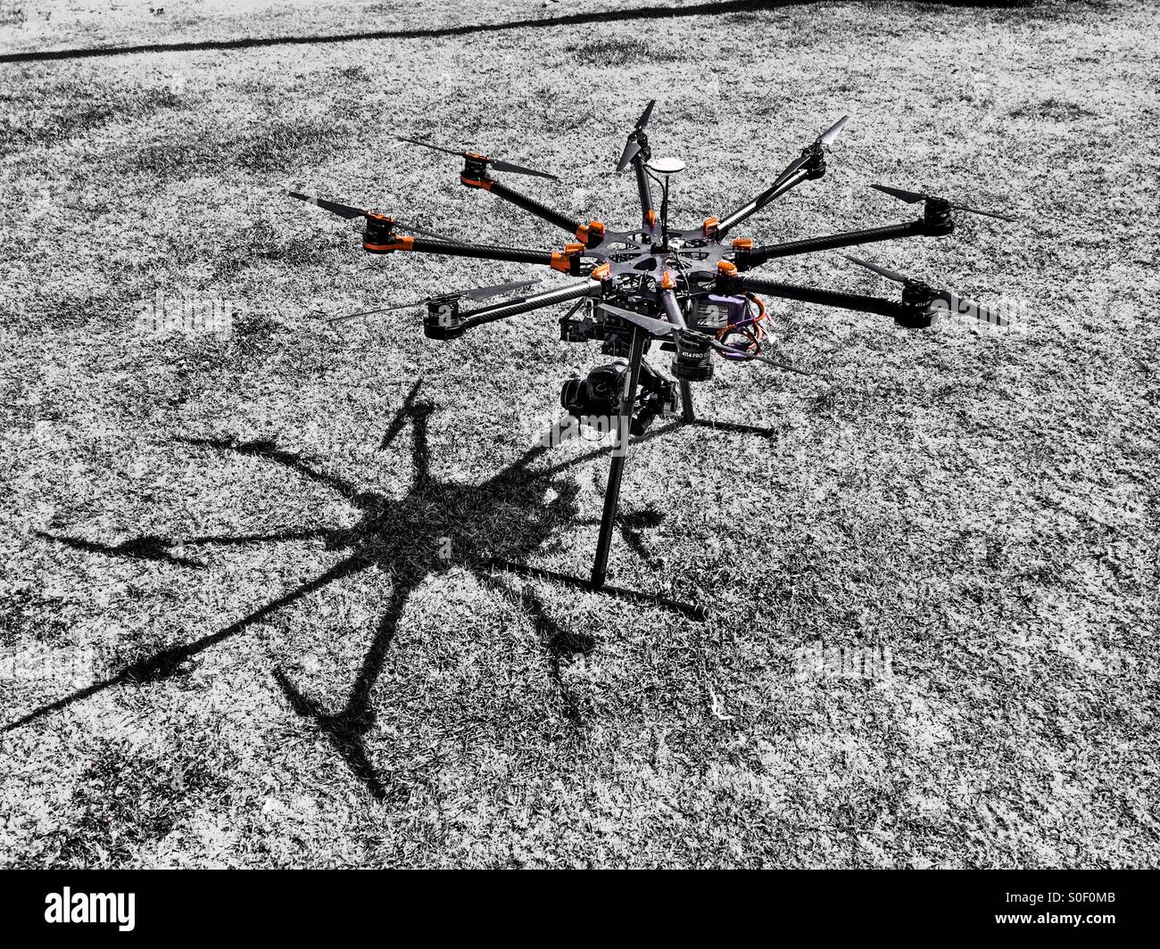 Canon 5D MK III telecamera attaccata a un telecomando octocopter drone Foto Stock