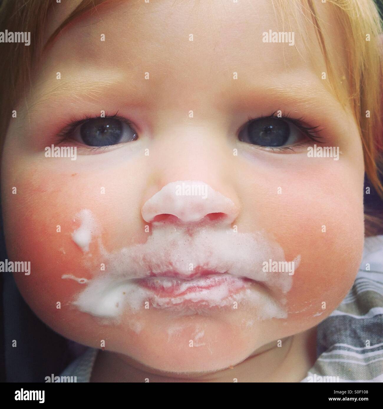 Bambino con gelato sul suo viso Foto Stock