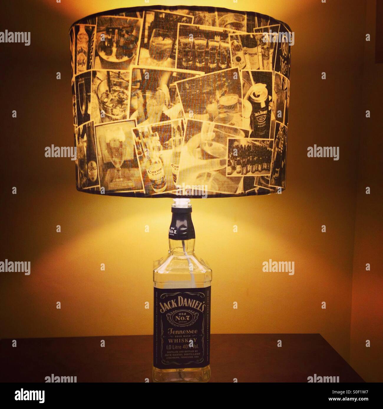 Jack Daniels lampada bottiglia Foto stock - Alamy