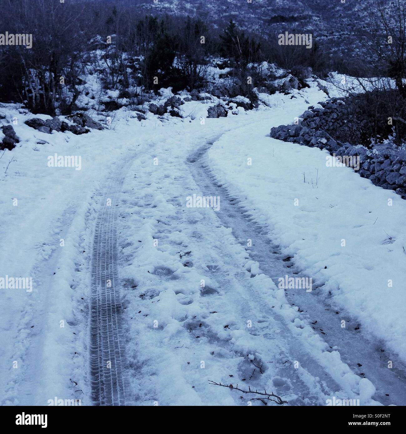 Coperte di neve sulla strada mountain Foto Stock
