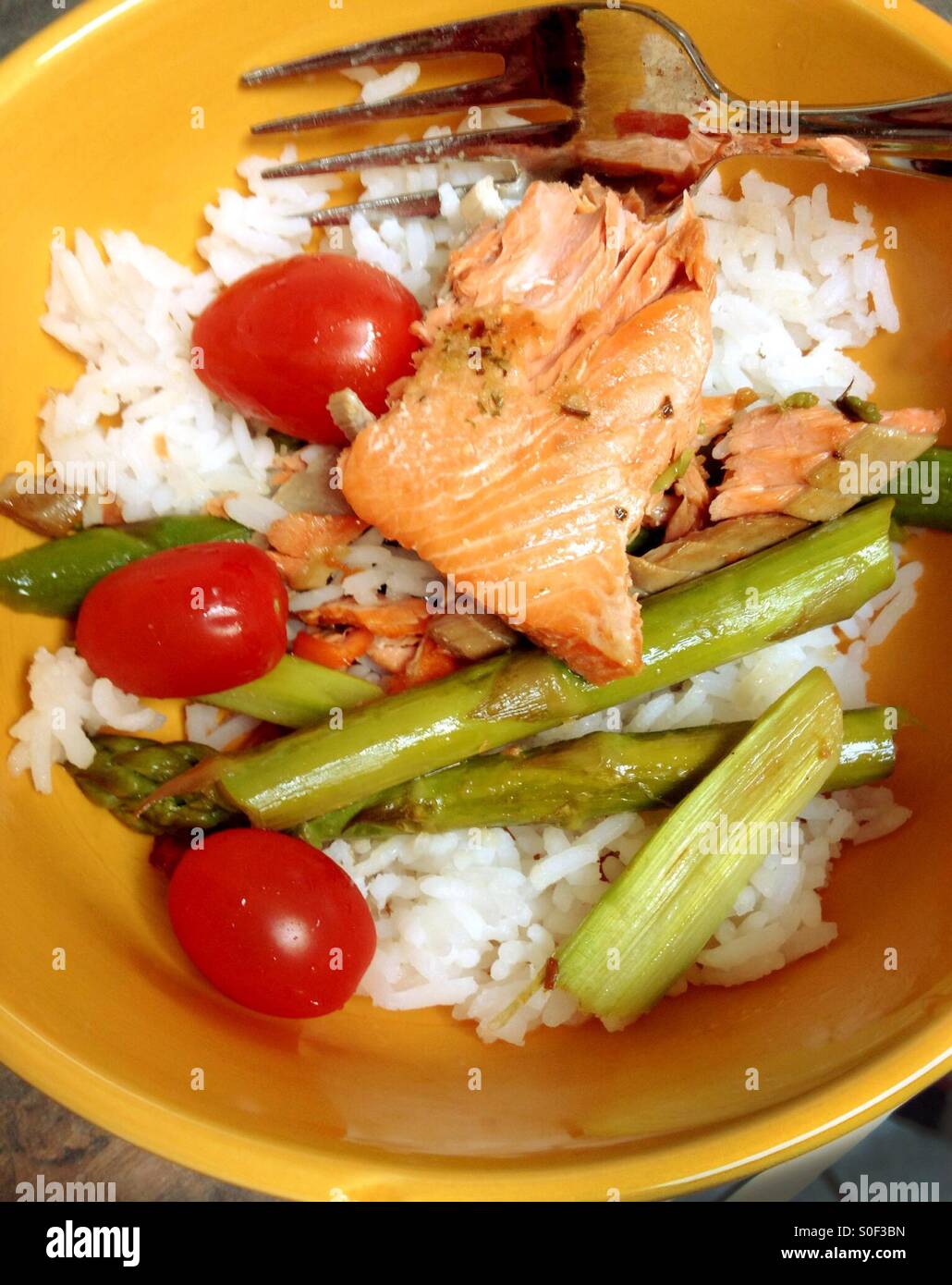 Salmone alla griglia e asparagi con pomodori al riso. - Immagine stock catturata con smartphone