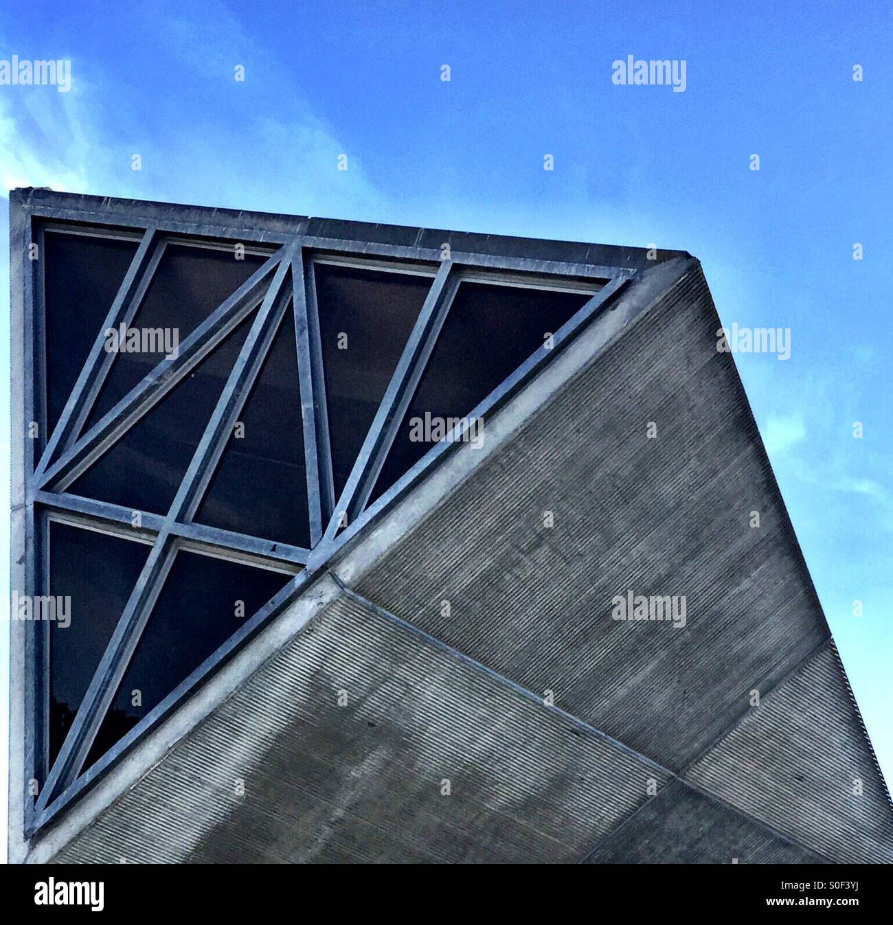 Triangolare geometrica observation deck in cima alla San Francisco State University student union building. In California, Stati Uniti d'America. - Immagine stock catturata con smartphone