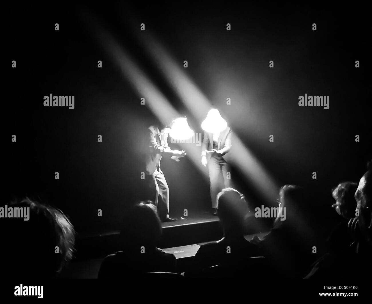 Attori con fari illuminati a forma di cappelli sul palco. Pubblico in prima fila in vista. Ontario, Canada. Illuminato. Lo spettacolo è iniziato. - Immagine stock catturata con smartphone