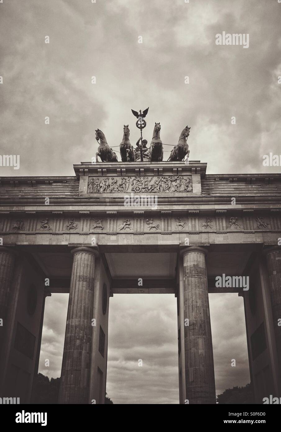 La Porta di Brandeburgo a Berlino Germania Europa Foto Stock