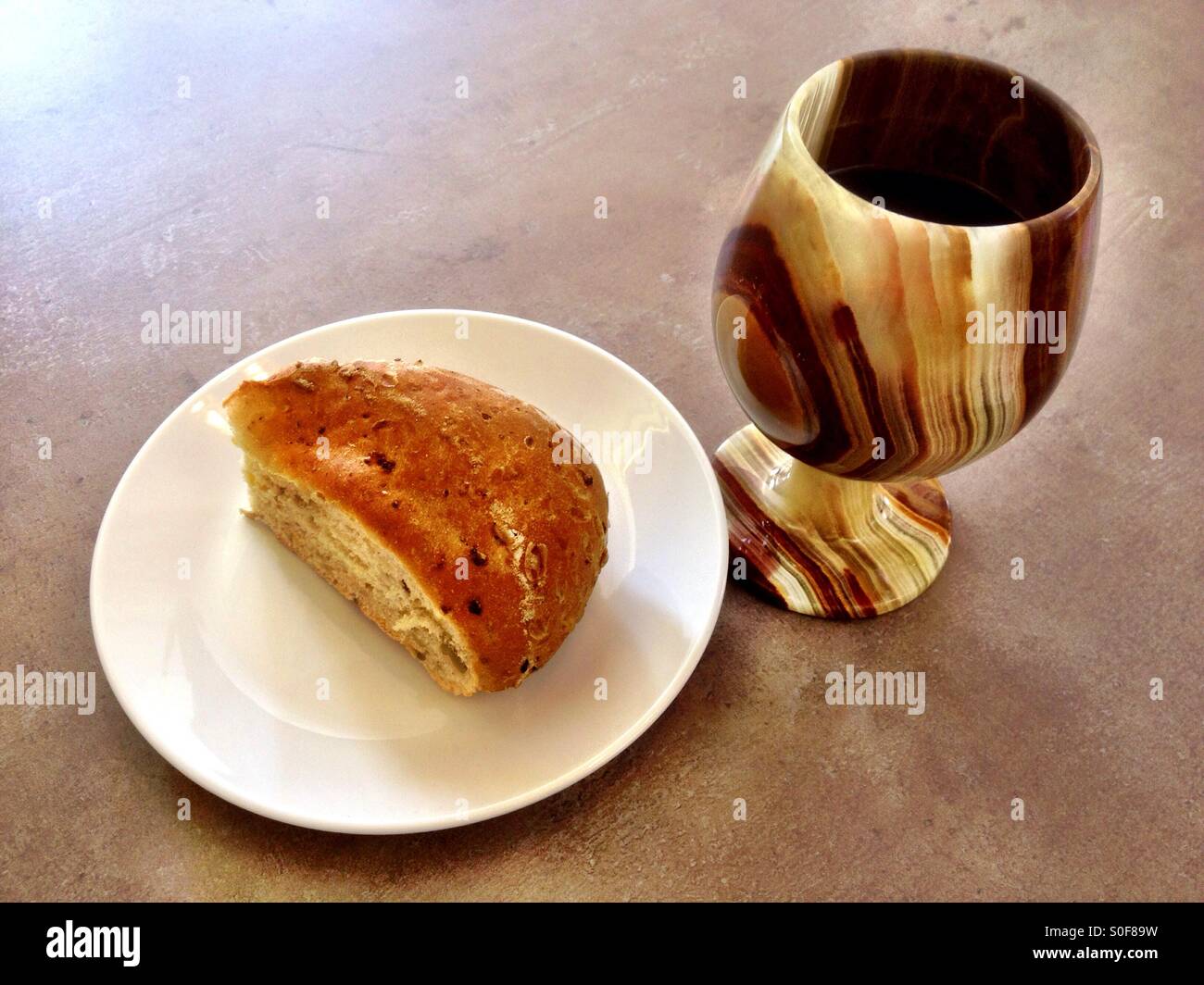 La santa Comunione... Pane e vino. Foto Stock