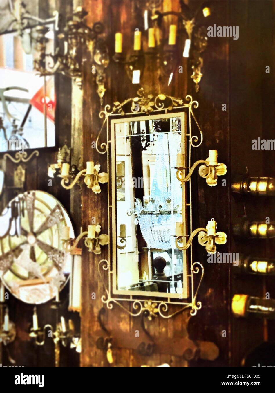 Pezzi Vintage nel negozio di antiquariato - Immagine stock catturata con smartphone