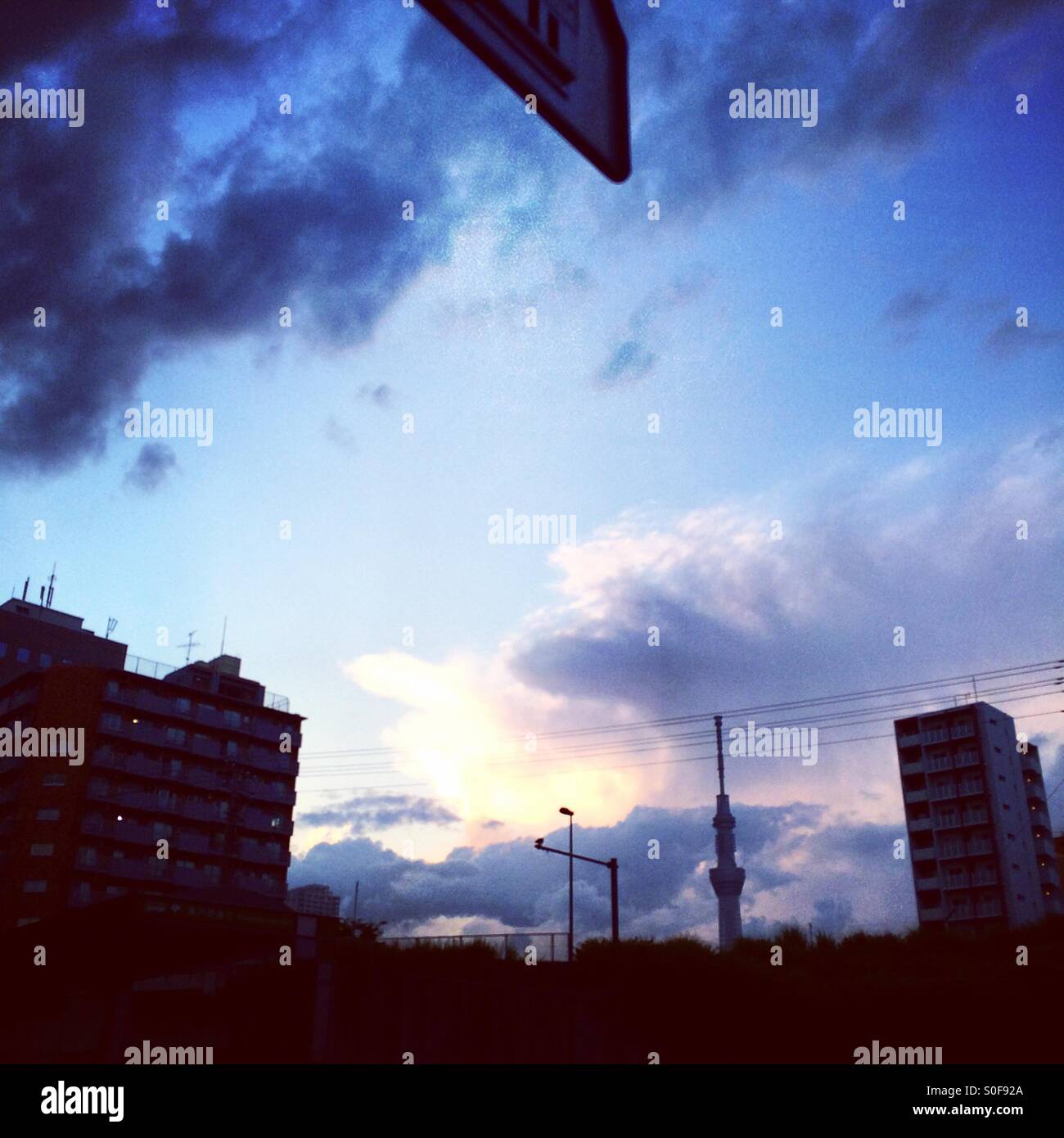 Un tramonto con Tokyo skytree in piedi Foto Stock