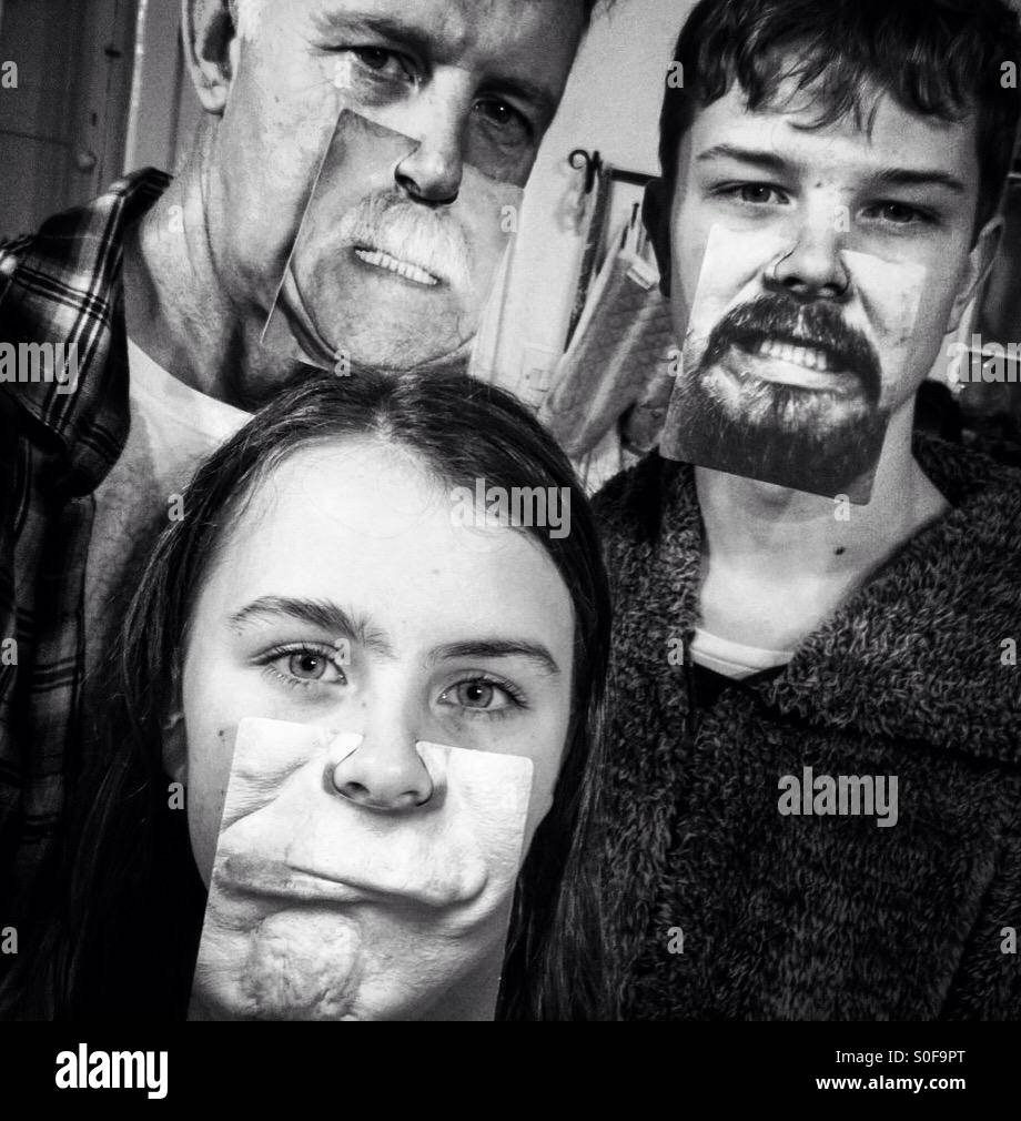 Famiglia con maschere di bocca - Immagine stock catturata con smartphone