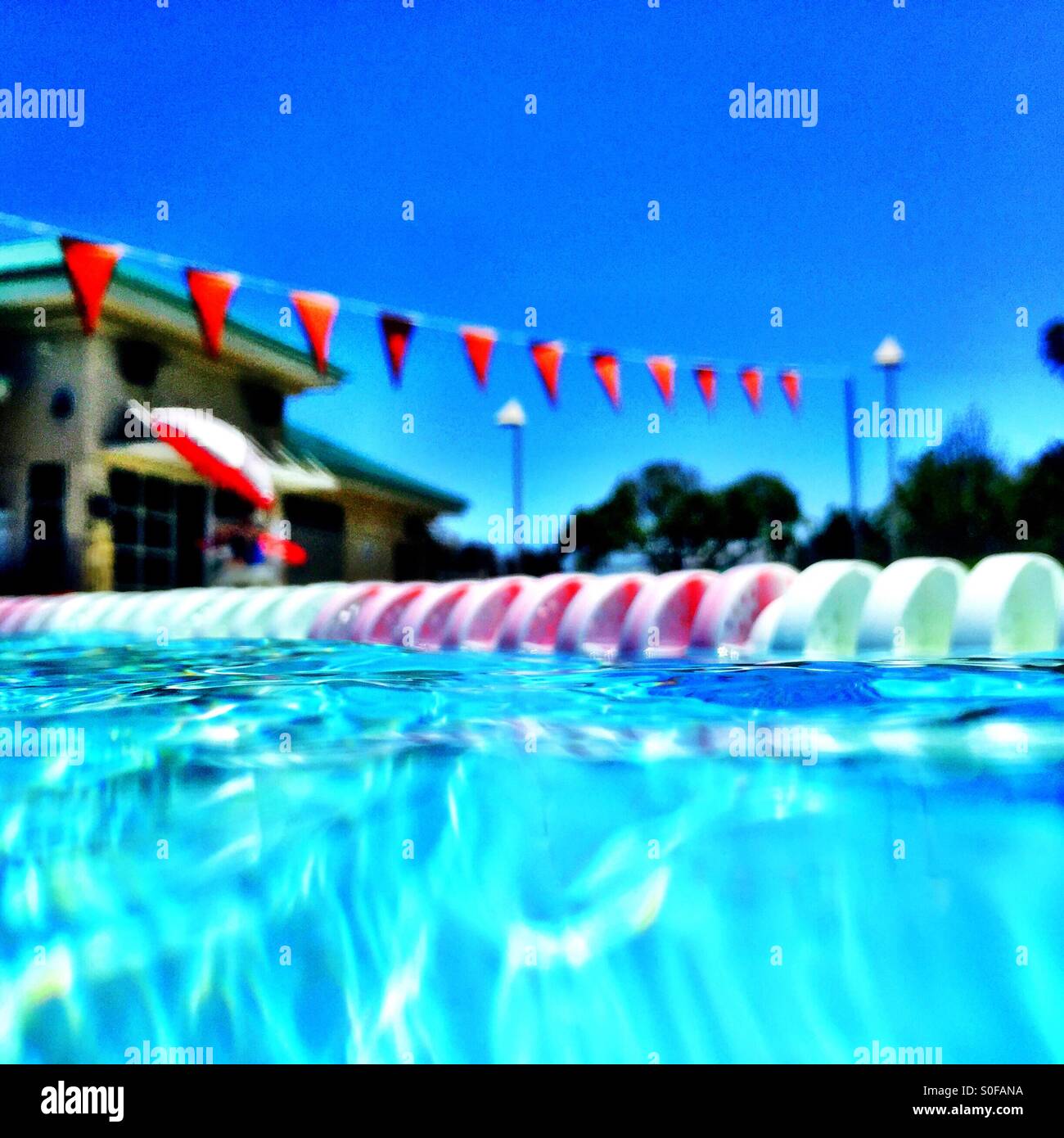 Deck vista dalla piscina corsie di concorrenza. - Immagine stock catturata con smartphone