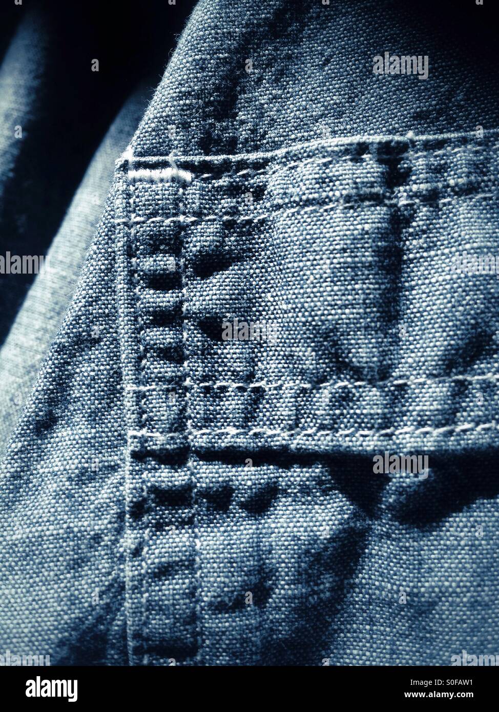 Dettaglio di un paio di jeans nella tasca della camicia Foto Stock
