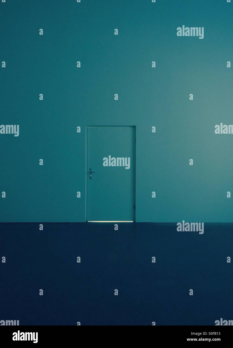 Parete astratta con la porta - Immagine stock catturata con smartphone