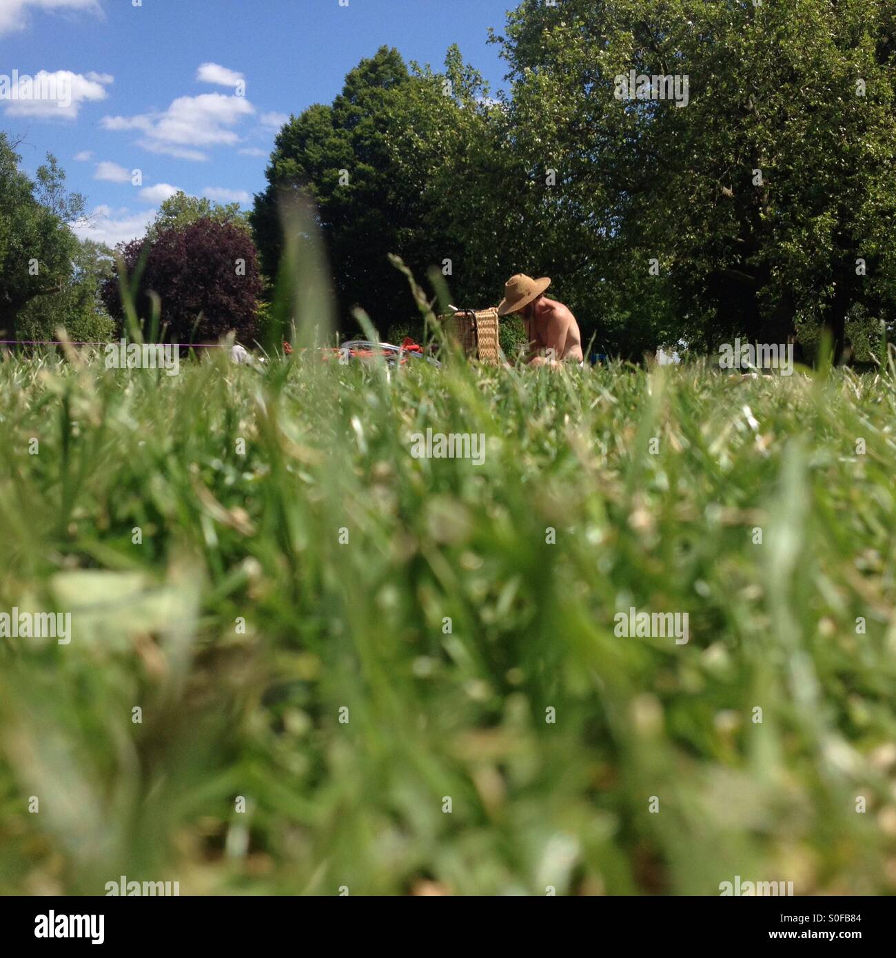 L uomo a prendere il sole nel parco in London REGNO UNITO - Immagine stock catturata con smartphone