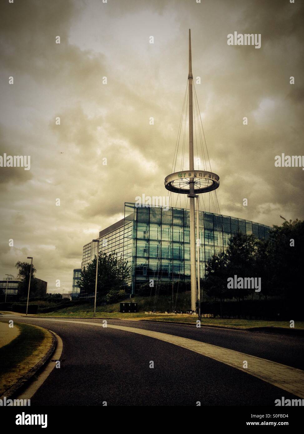 Un moderno edificio di uffici sul Green Park Office Park. - Immagine stock catturata con smartphone
