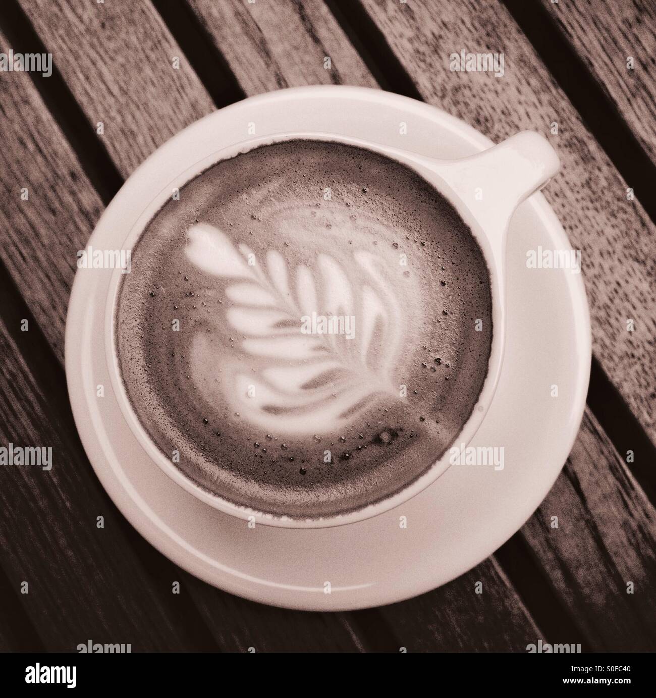 Tempo di caffè - una perfetta tazza di caffè - Immagine stock catturata con smartphone