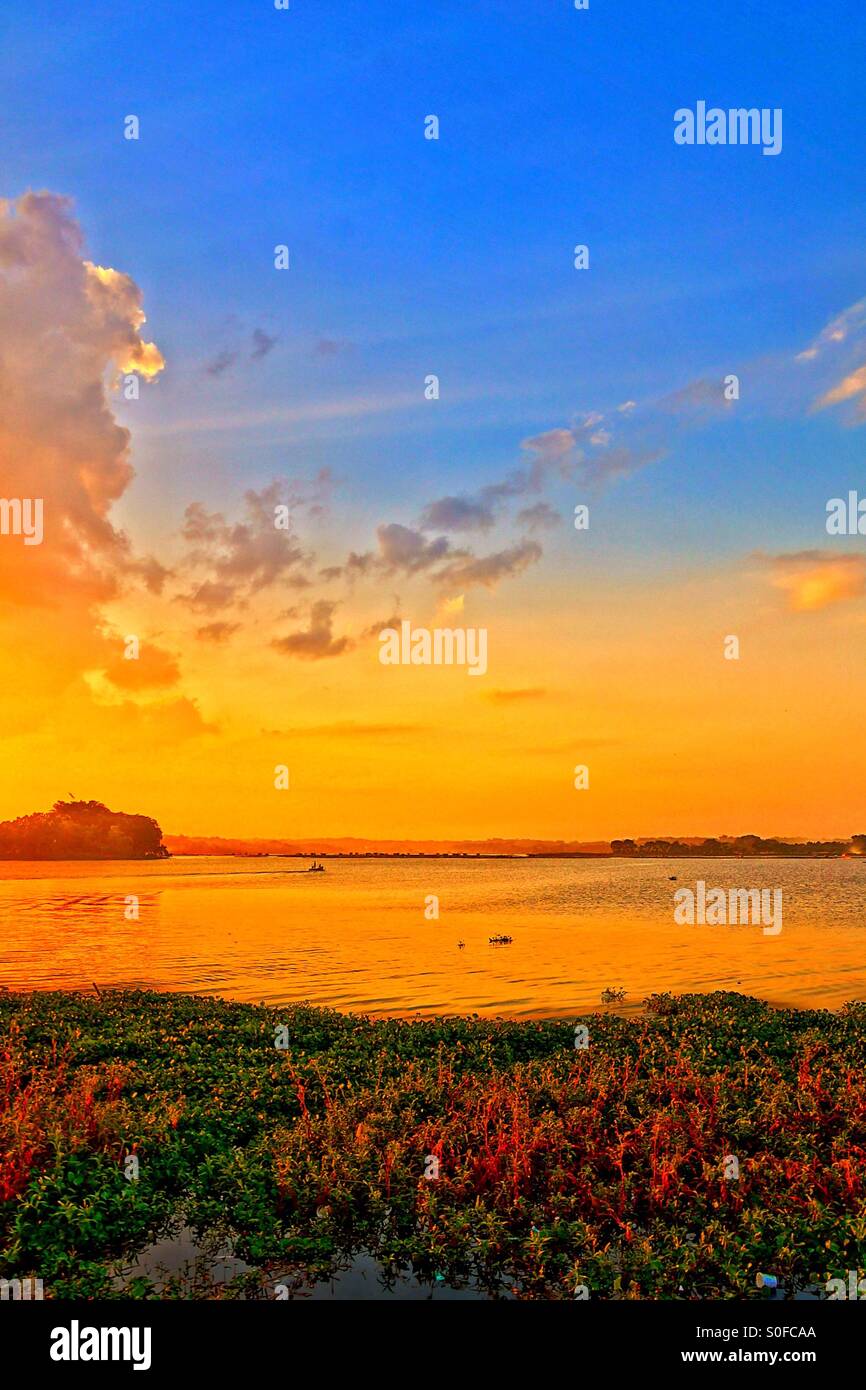 Oro, blu, su cengklik vista lago Foto Stock