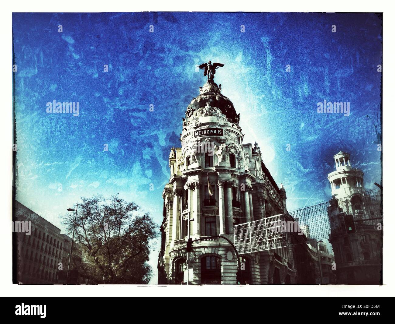 Il Metropolis Building a Madrid, Spagna - Immagine stock catturata con smartphone