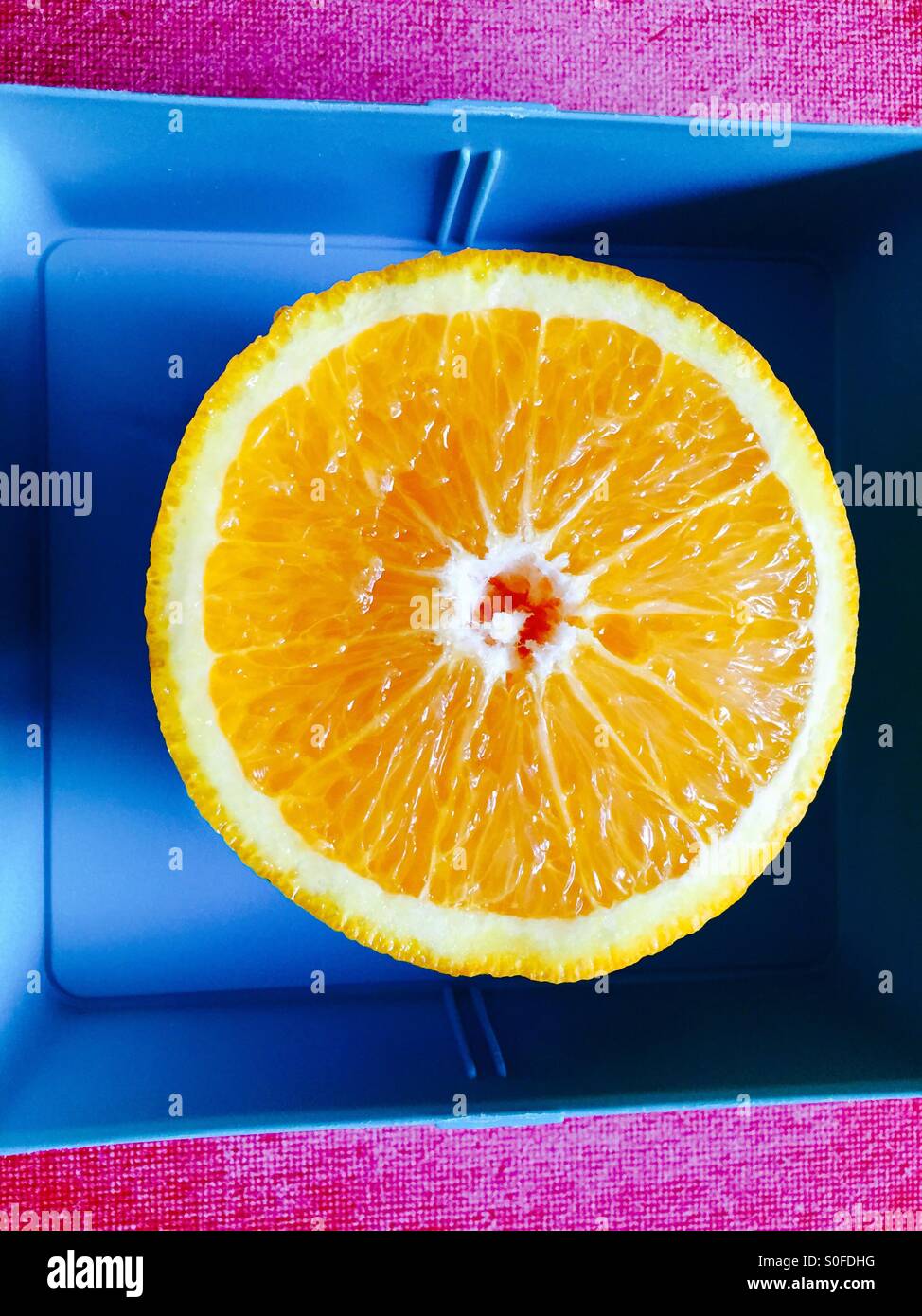 Un arancione in una scatola Foto Stock