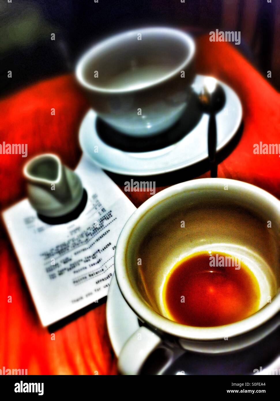 Svuotare le tazze di caffè sul tavolo - Immagine stock catturata con smartphone