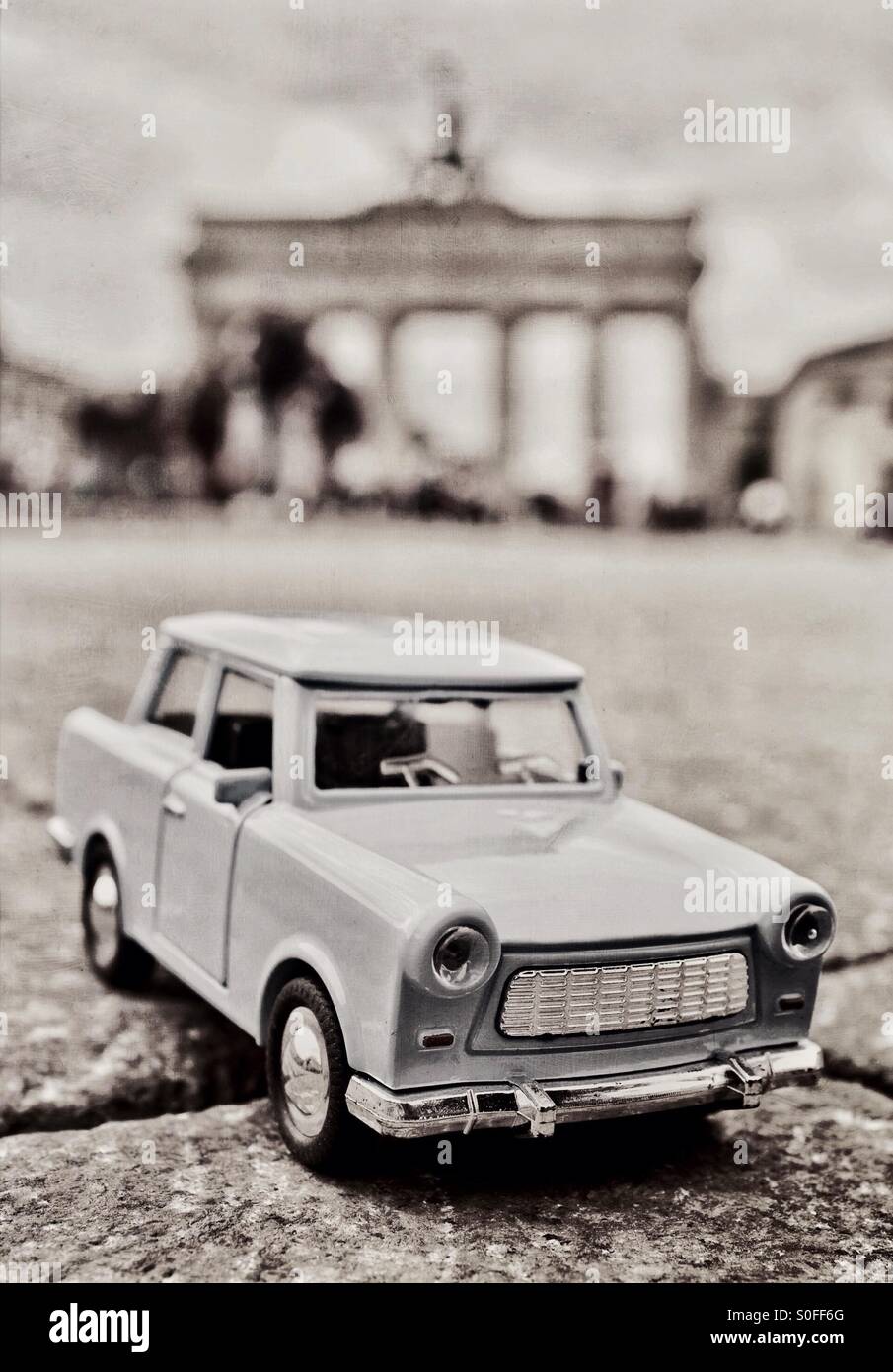 Iconico Berlino - un giocattolo Trabant vettura davanti alla Porta di Brandeburgo a Berlino Germania UE - Immagine stock catturata con smartphone