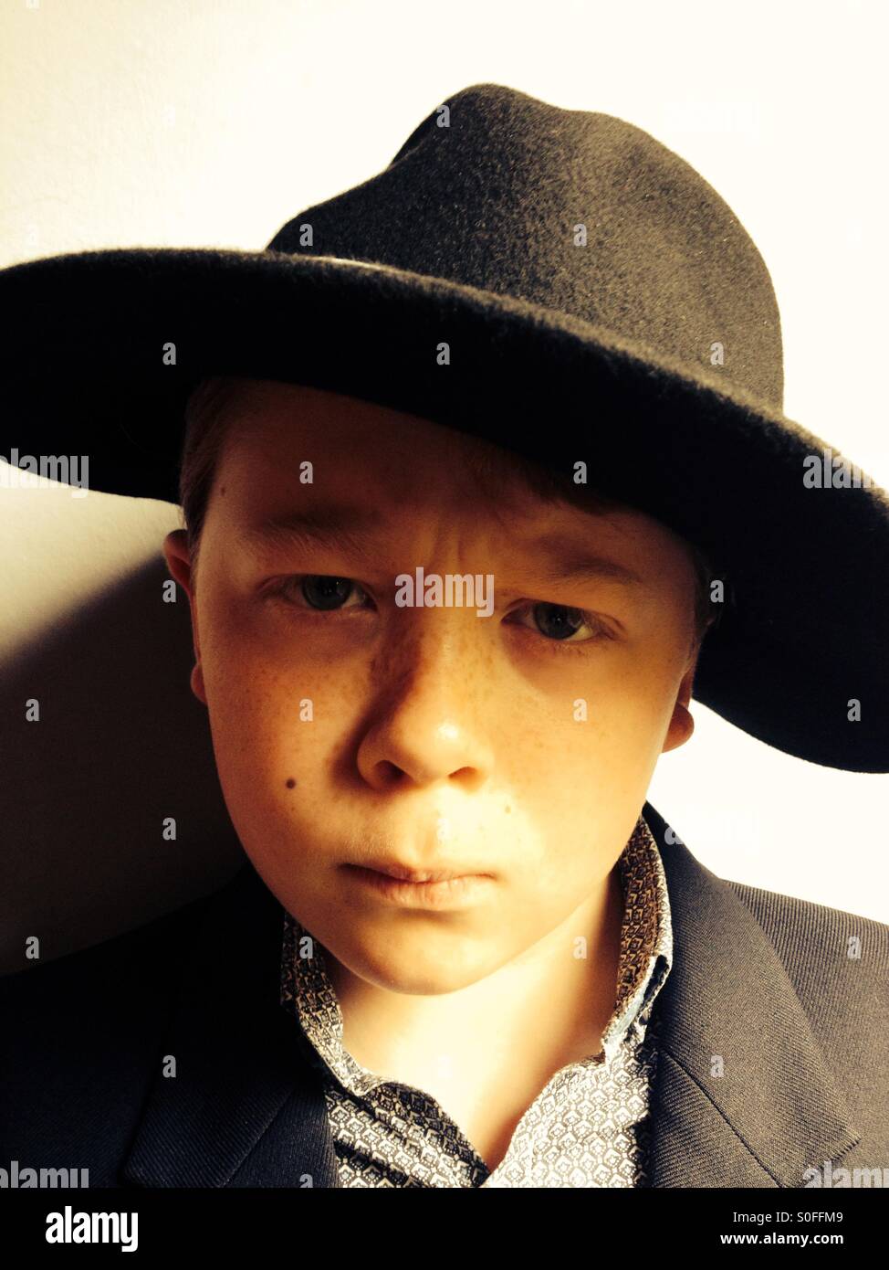 10-anno vecchio ragazzo che indossa un cappello Foto Stock